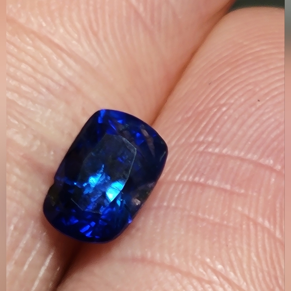 GIA Certified Royal Blue Sri Lankan (Ceylon) Sapphire - Picture 3 of 10